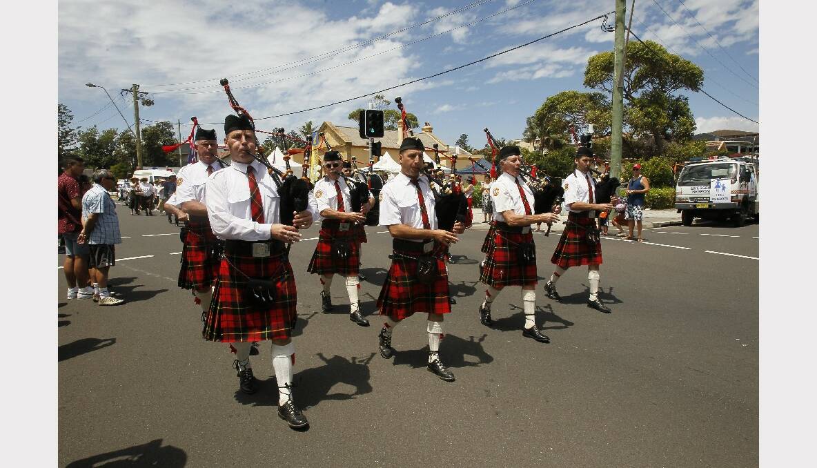 Pipers march along Cliff Rd: Pictures: DAVE TEASE