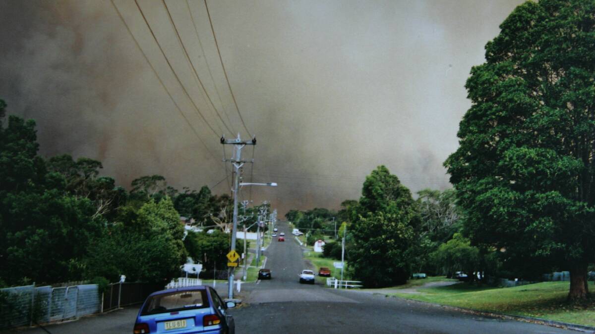 The Christmas Day bushfires in the northern Illawarra in 2001. Picture: CATHY SWAIN