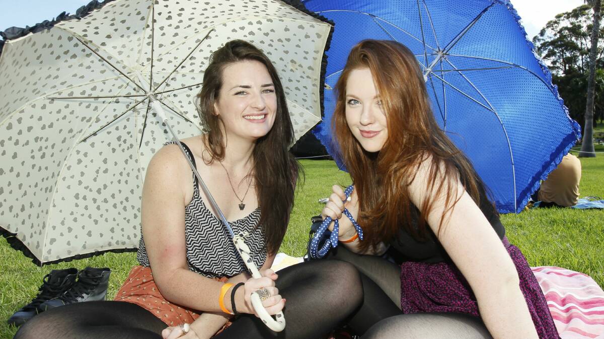 Anne Hickey, left, and Hollie-Sheree Blake of Wollongong at the botanic garden. Picture: DAVE TEASE