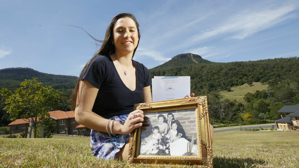 Kaitlin Christlo, of Figtree, carries a picture of her late father. Picture: DAVE TEASE