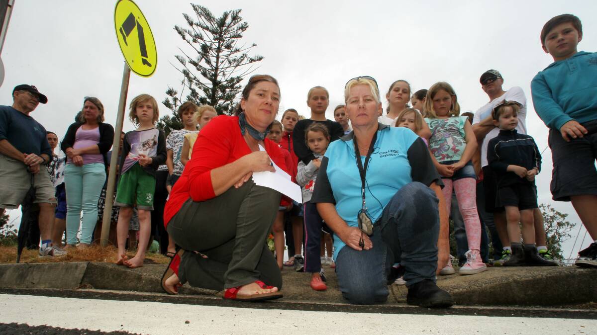Coledale Public School P&C president Annie McNamara, front left, Wensday Gill and other concerned citizens. Picture: GREG TOTMAN