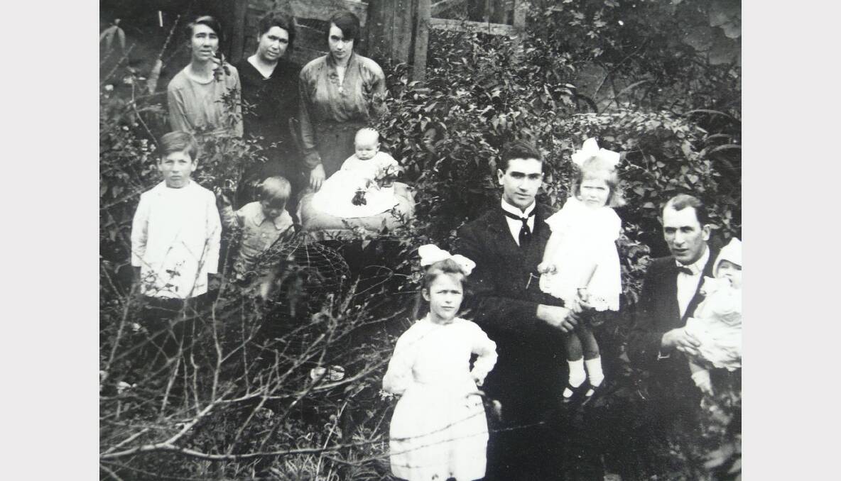 Muriel Wakeford, her mother Ellen and sister Vera in  Wollongong in 1921. Muriel’s young son is the boy in the middle. Her brothers are in the foreground right.