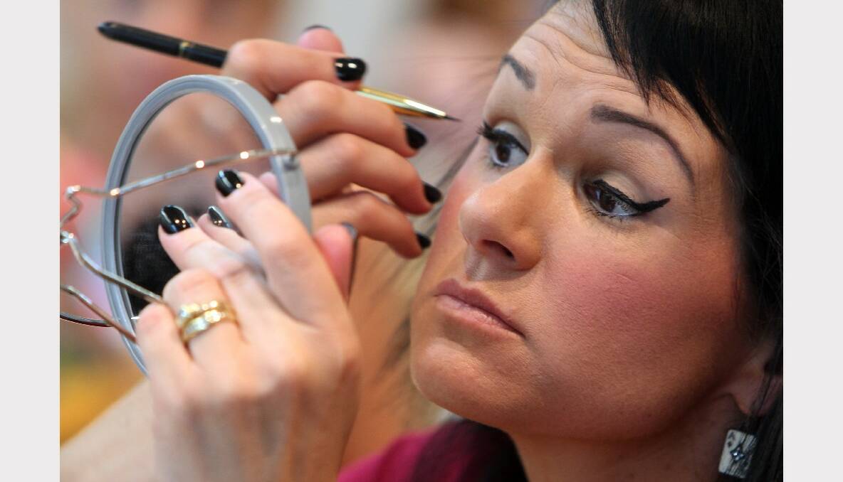 Amy Hall applies eyeliner at Retro Culture Wollongong. 