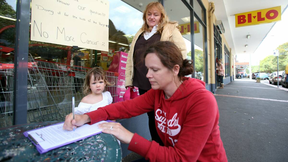  Di Young, back, with Sarah Binfield and her daughter Holly, 2. Picture: ADAM McLEAN
