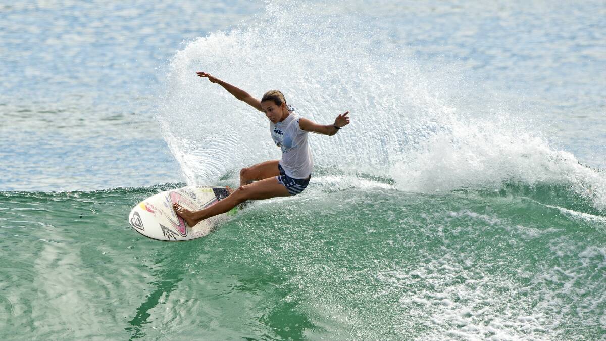  Sally Fitzgibbons in action on the water. 