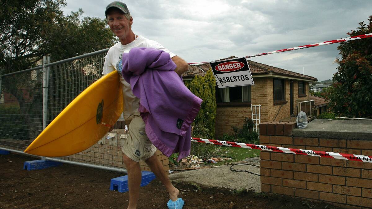 Rob Nelson collects belongings from his home in Minnamurra Street last night. Picture: ANDY ZAKELI 