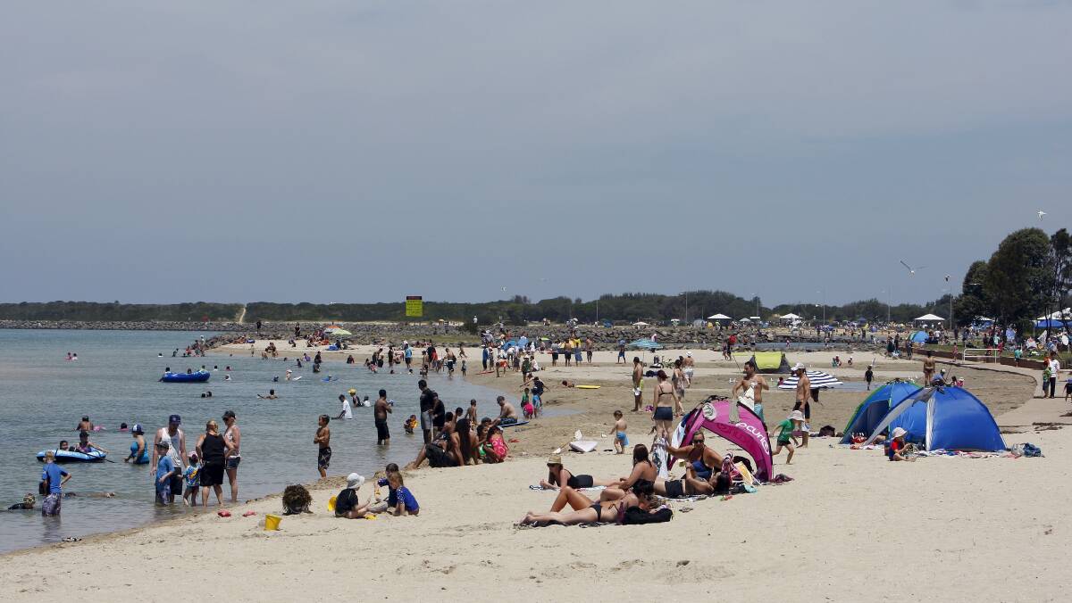 Crowds flock to the Lake Illawarra foreshore as temperatures hit 30 degrees.