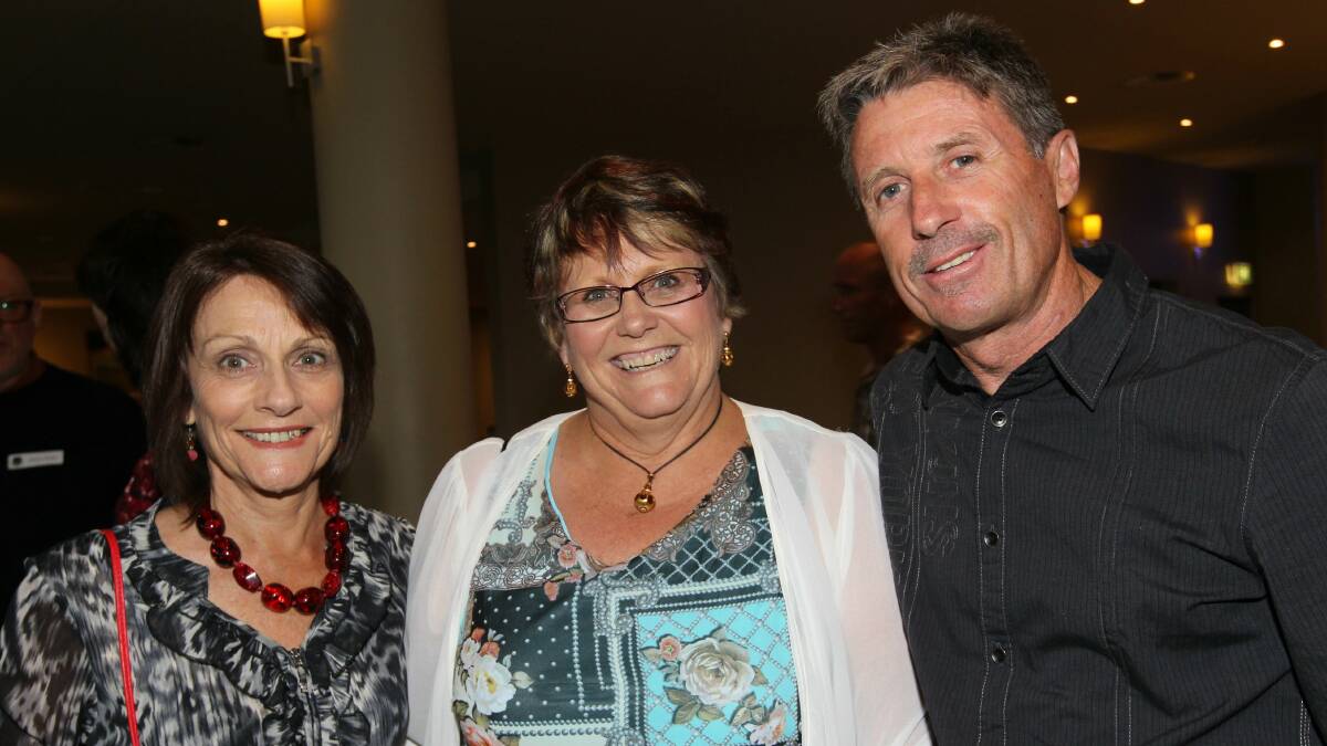 Sue Cropper, Karalyn Brown and John Cropper at Wollongong Golf Club.