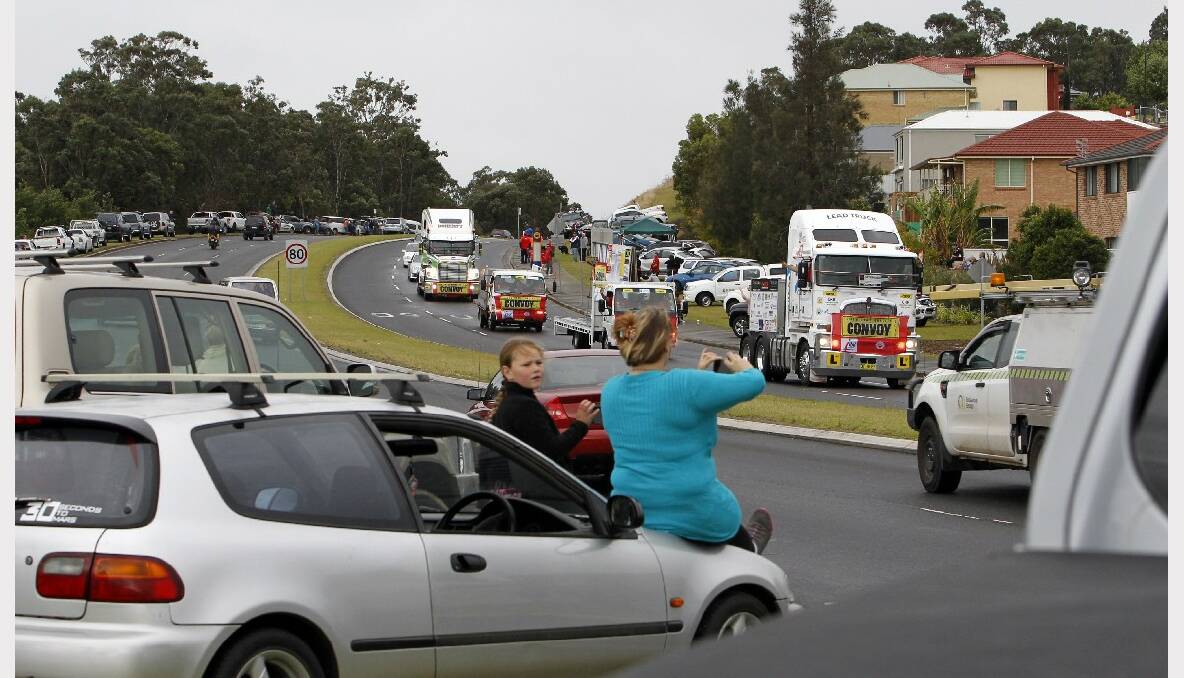 The truck that bid $120,000 leads the procession through Oak Flats. Picture: ANDY ZAKELI