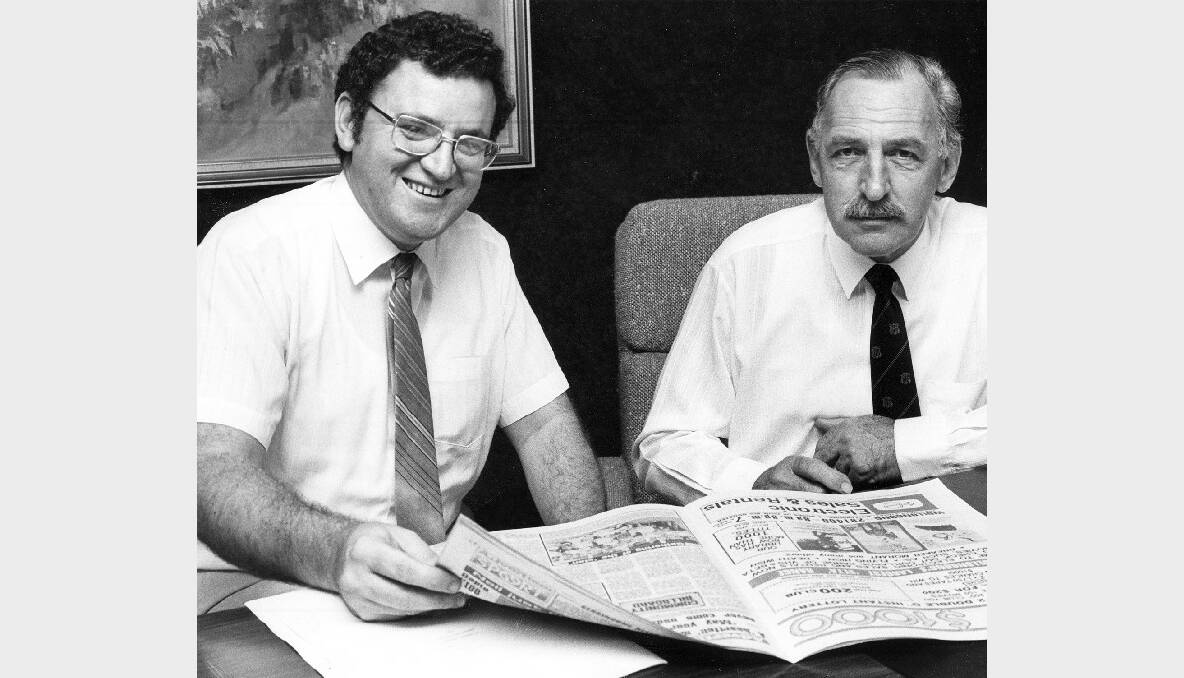 Illawarra Mercury general manager Ian Fell with then editor Peter Newell. 