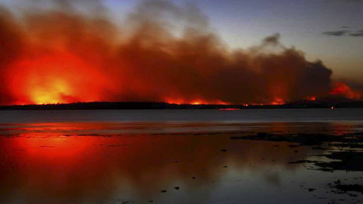 The Deans Gap bushfire on Saturday. Pictures: NSW Rural Fire Service