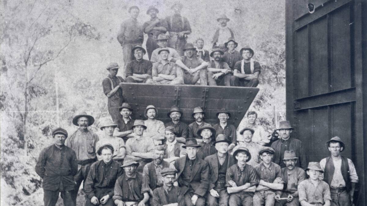 Workers at the Coalcliff site in 1914. From the collections of the Wollongong City Library and the Illawarra Historical Society