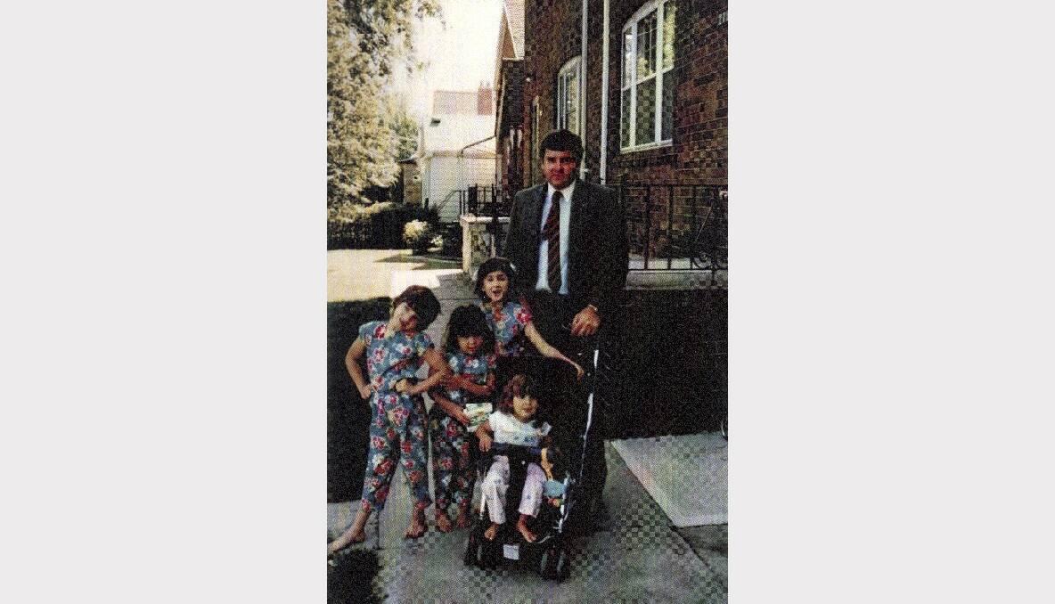 1986: With his children in Toronto.