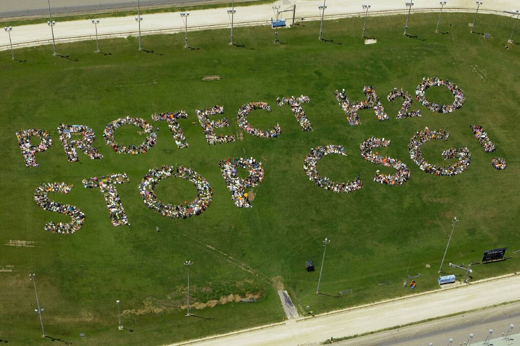 Thousands of people create an anti-CSG human sign at Bulli.