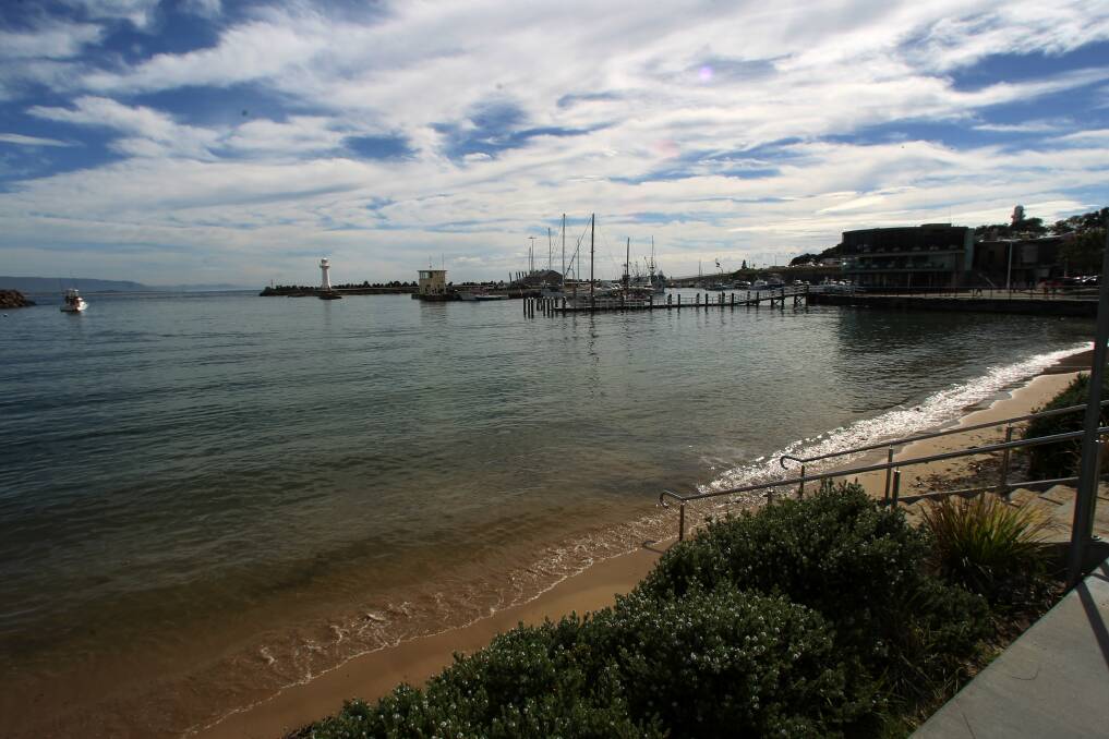 Images of the king tide at Belmore Basin on Thursday morning. Picture: GREG TOTMAN