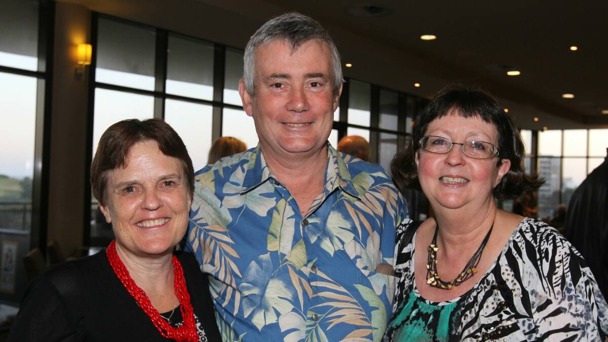 Helen Porteous, Kelvin O’Keefe and Debra Steel at Wollongong Golf Club.