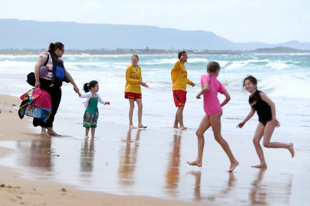 North Wollongong lifesavers tell swimmers to get out of the water after a shark sighting.  PICTURE: Sylvia Liber