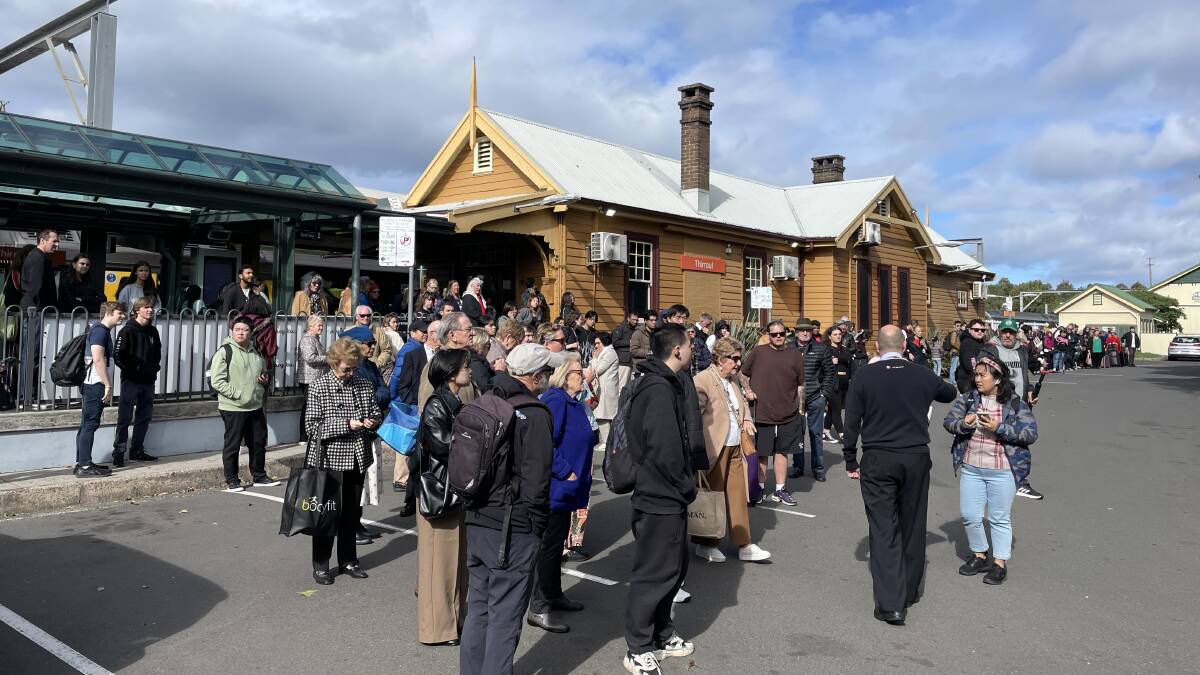 Passengers at Thirroul Station. Picture by Anna Warr