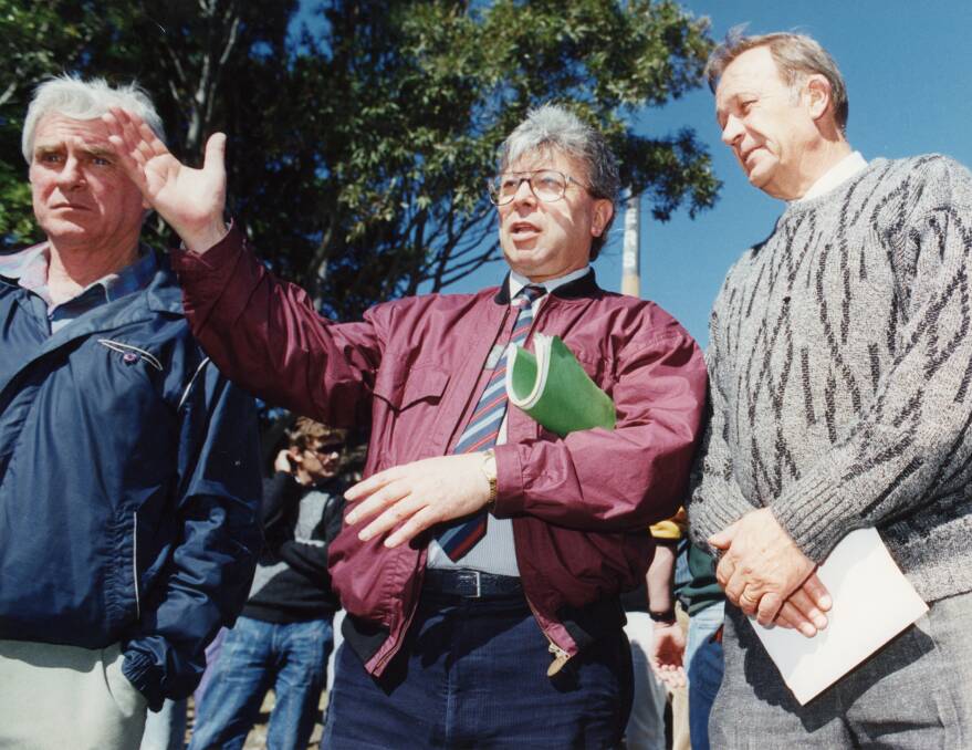 South Coast Labour Council president Nando Lelli (centre) and assistant secretary Frank Jackson (right) at Southern Copper employees' meeting in 1990. Picture from file