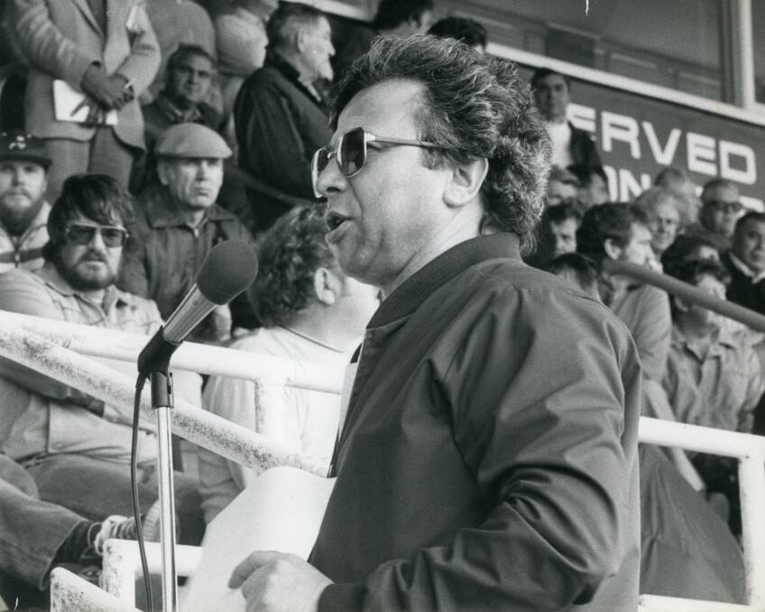 Nando Lelli addresses workers at the Wollongong showgrounds at a stop work meeting in 1982. Picture from file