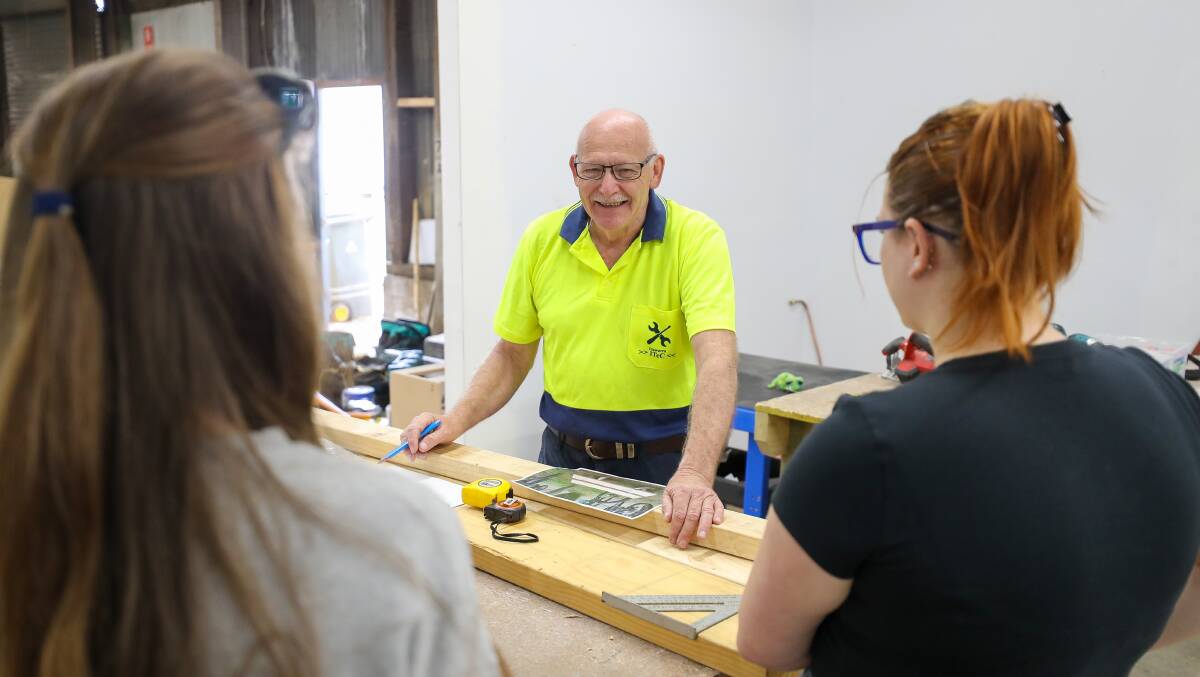 Illawarra iTEC trade instructor Richard Davies demonstrates construction skills to students. Picture by Adam McLean