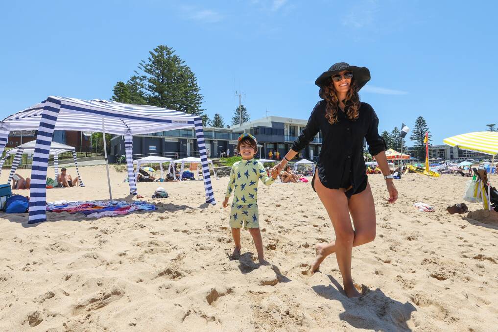 Dante Pullin and Carolina Lopez at Kiama with their sun shelter. Picture by Wesley Lonergan.