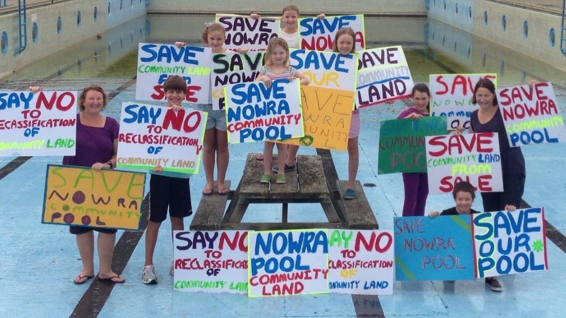 Fiona Phillips and locals during the Save the Nowra Pool campaign. Image: supplied.