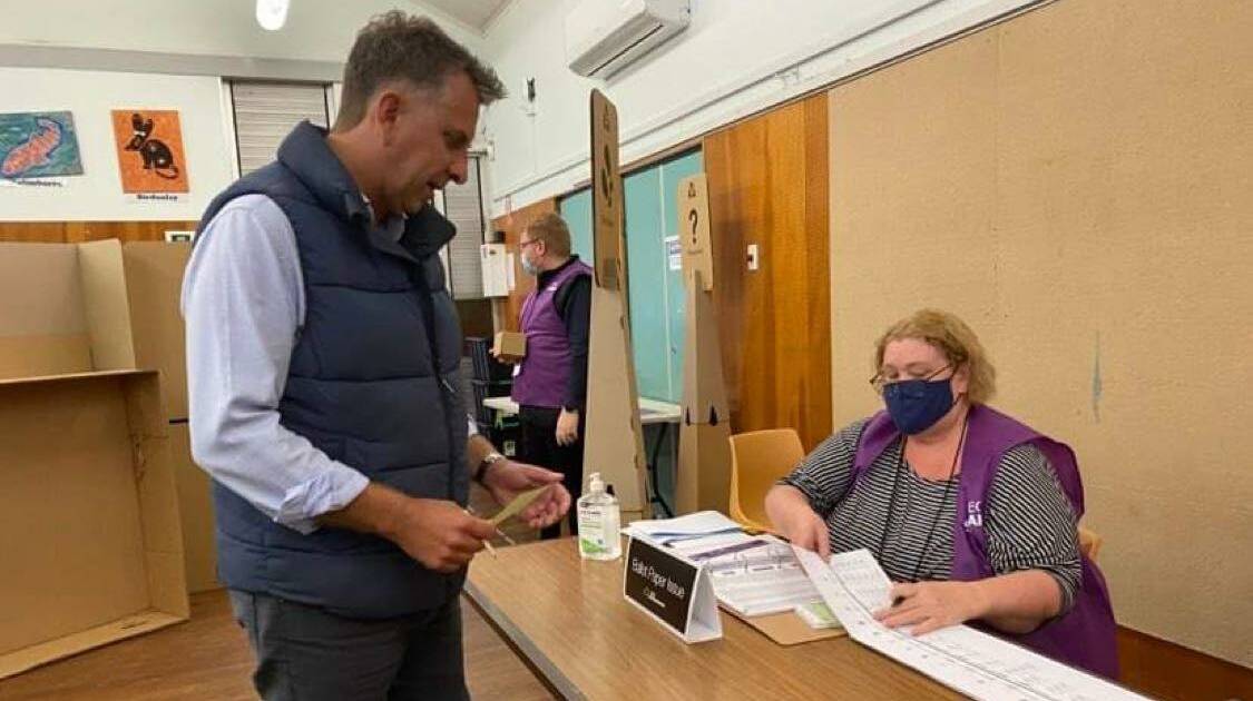 Gilmore Liberal candidate Andrew Constance casting his vote at Sanctuary Point Public School on Saturday. 