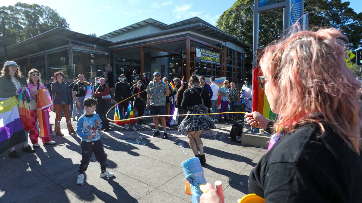 Rainbow Storytime 'welcome party' outnumbers protesters at Thirroul