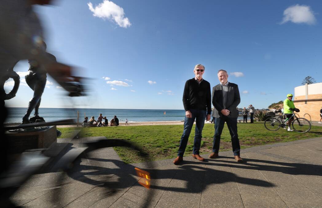 Wollongong 2022 CEO Stu Taggart with chairman Dean Dalla Valle at North Wollongong beach