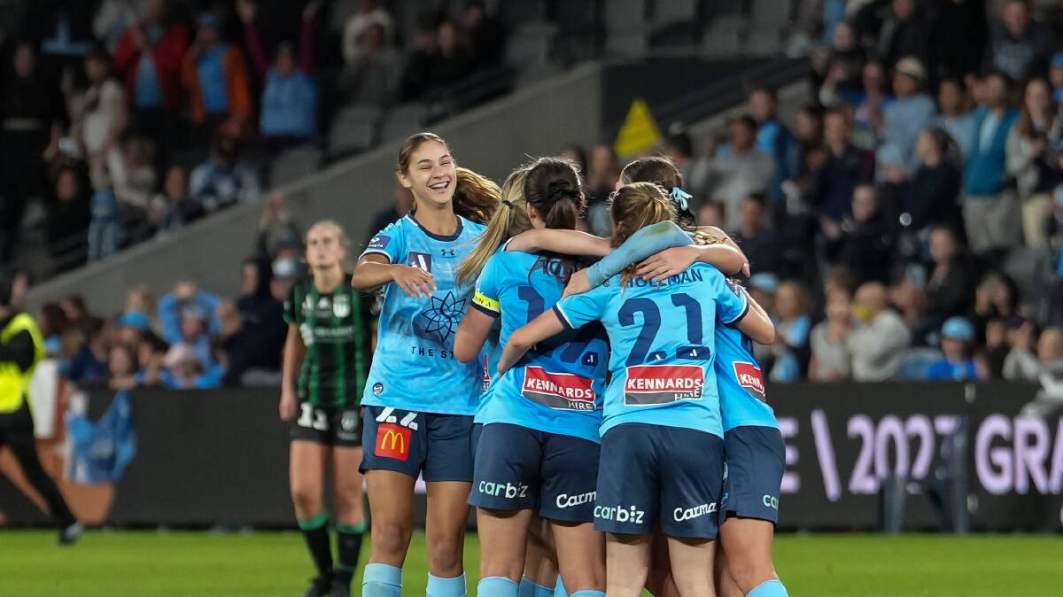 Indiana Dos Santos (left) celebrates a grand final win with her Sky Blues teammates. Picture - @gragrapix / Zenith SEM