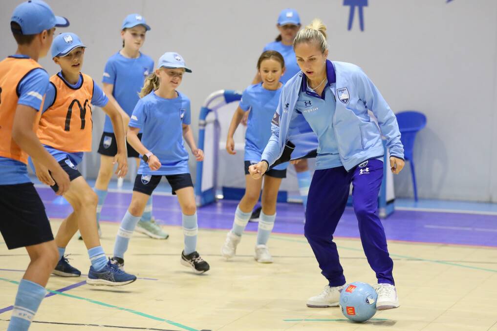 Mackenzie Hawkesby with kids from Sydney FC's clinics at UOW. Picture by Adam McLean