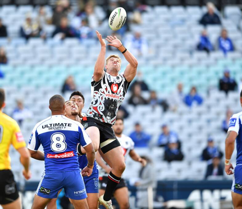 Warriors' Jack Murchie attempts to catch a bomb against the Bulldogs in 2020. Photo: Gregg Porteous/NRL Imagery