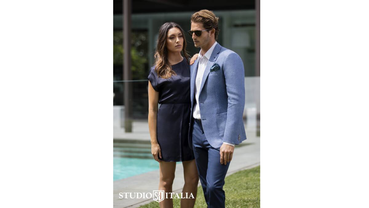 The blue suit allows an easy transition from day to night, ideal for the races. 