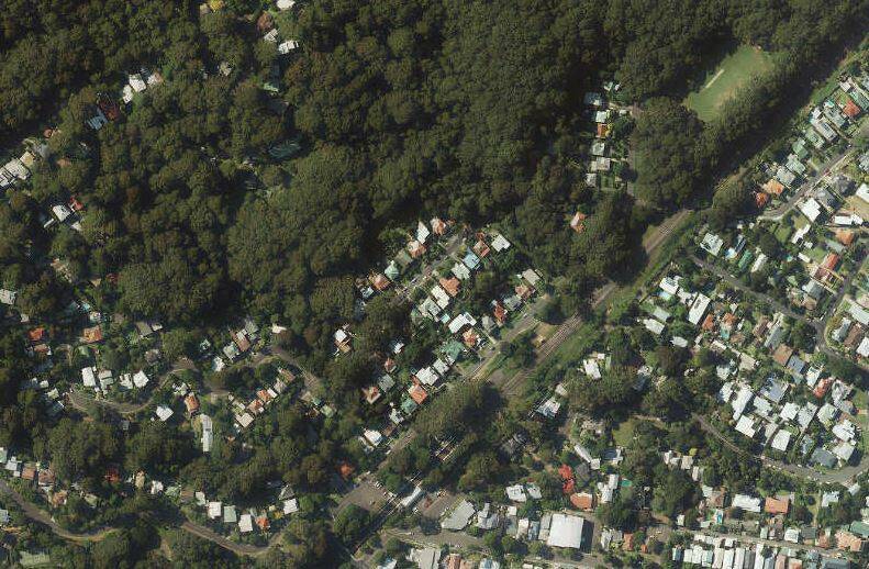 The same view of Austinmer - this time from 2016 - shows the advancing escarpment. The forest is much more dense, coming right up to houses and in some cases obscuring them.