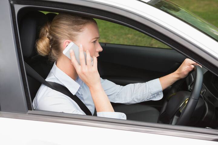Despite the risk of a $352 fine if caught, it seems plenty of Illawarra drivers are still using their mobile phones.