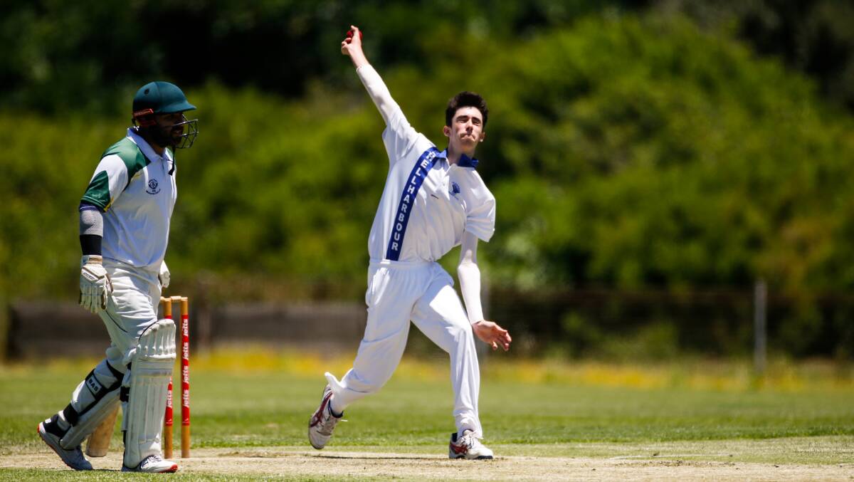 FOCUSED: Isaac Kay bowling for Shellharbour. Picture: Anna Warr