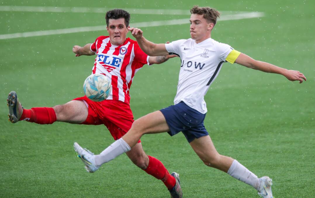 Oak Flats player Rhys Blanch (left) competes for possession during last year's District League elimination final against University. Picture by Adam McLean
