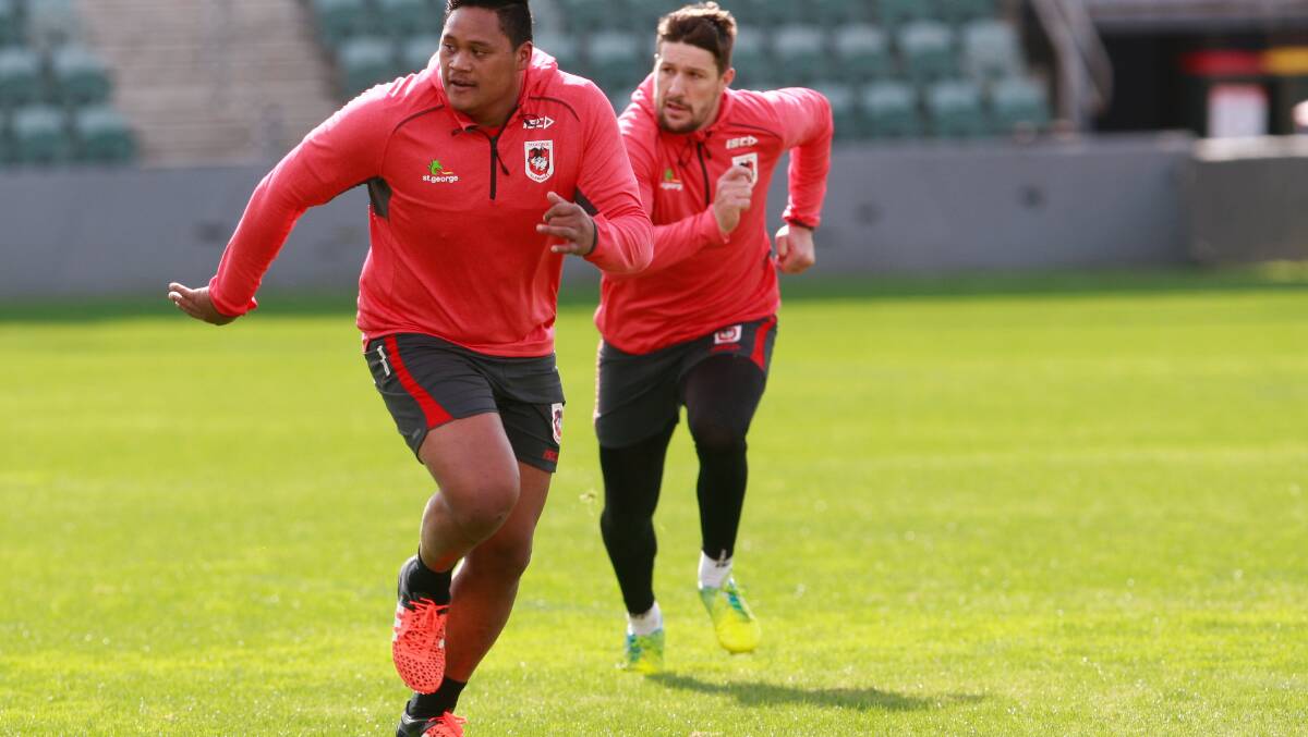 Luciano Leilua runs through a Dragons training drill at WIN Stadium in 2016. Picture by Georgia Matts
