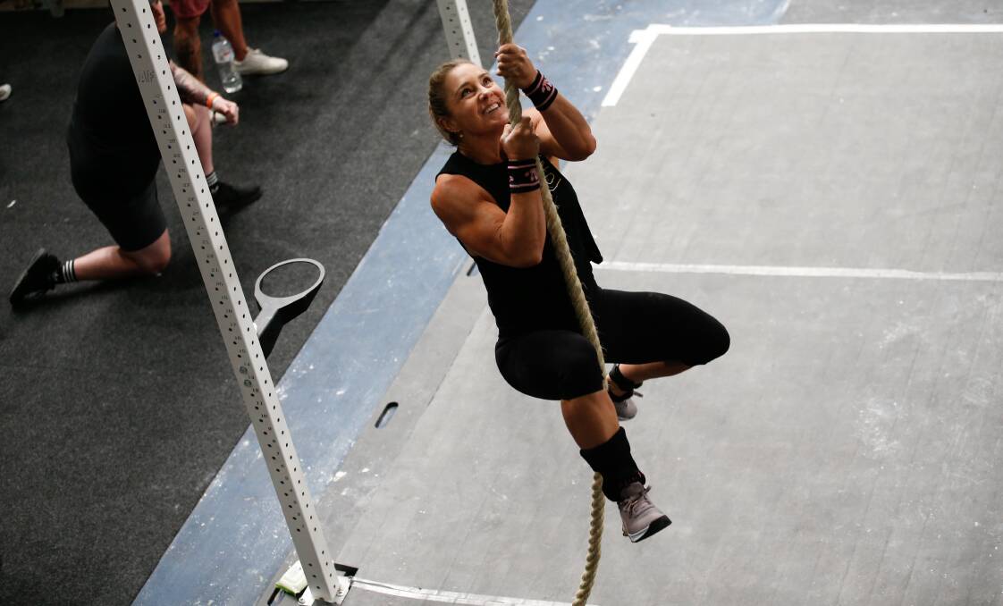Wollongong local Abby Carvell undertakes a rope climb during the 2022 championship. Picture by Anna Warr
