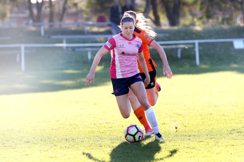 HAPPY IN PINK: Erica Halloway controls possession for the Illawarra Stingrays. Picture: Sylvia Liber