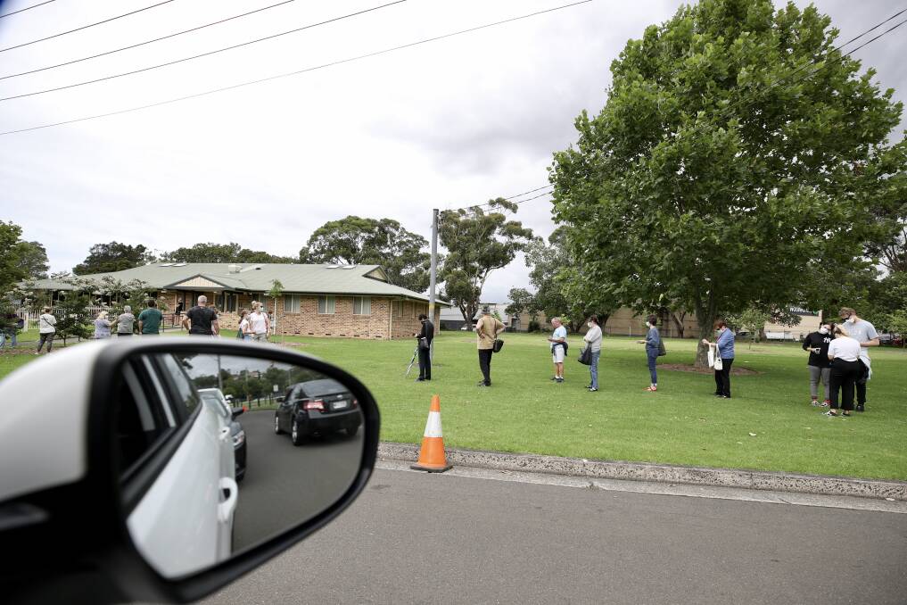 People lined up and drove in their cars to get tested at Figtree's pop-up clinic. Picture: Adam McLean