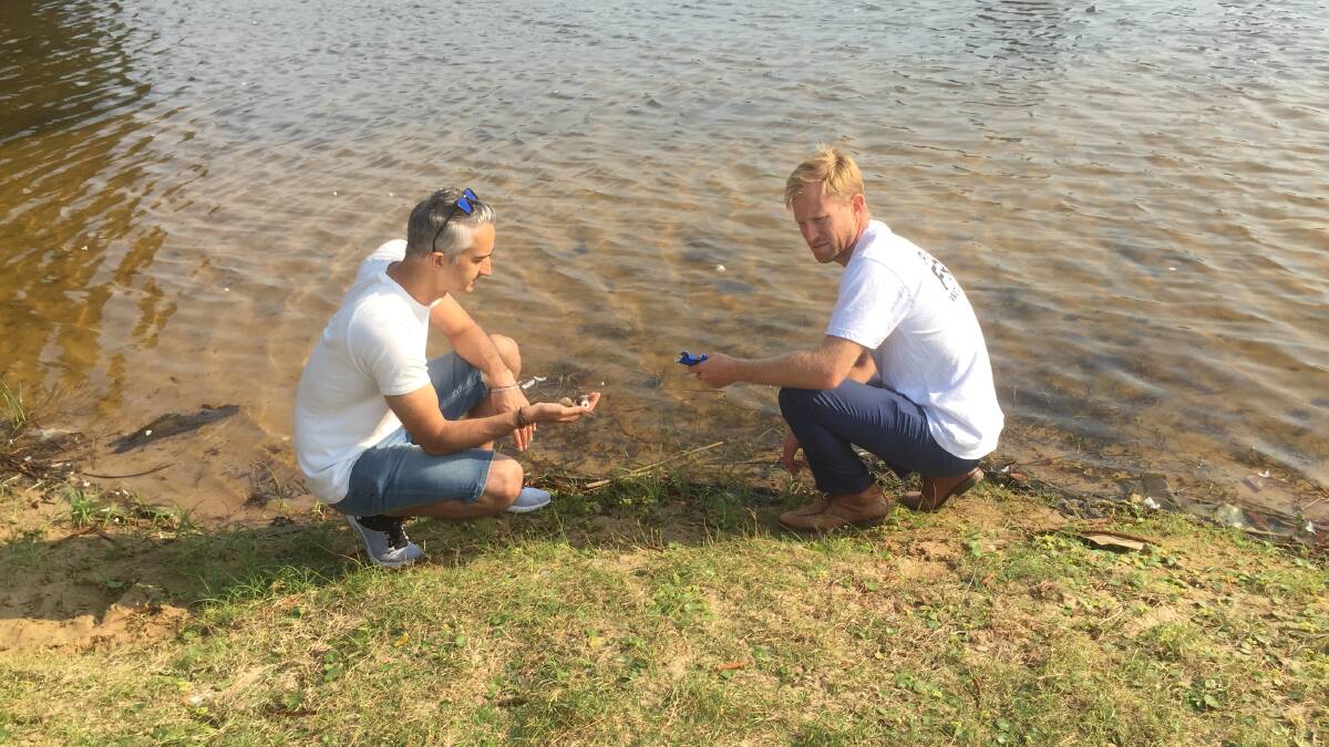 Greens candidate for Wollongong Ben Arcioni and Greens MP Justin Field clean up plastic in water. Picture: Supplied