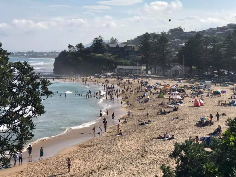 An amber alert was issued for Austinmer Beach on Sunday warning swimmers the location was reaching maximum COVID-safe gathering numbers. Picture: Surf Life Saving Illawarra