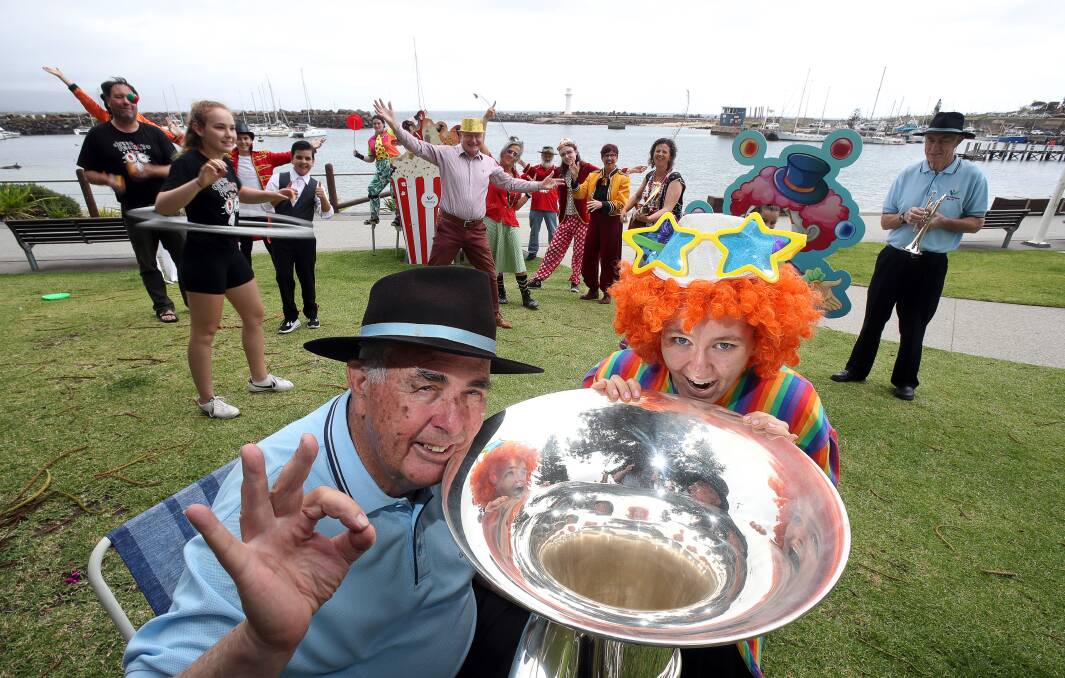 Bill Short from the Wollongong City Brass Band and Wollongong City Lord Mayor Cr Gordon Bradbery AM (centre) with street performers at Belmore Basin. Picture: Robert Peet