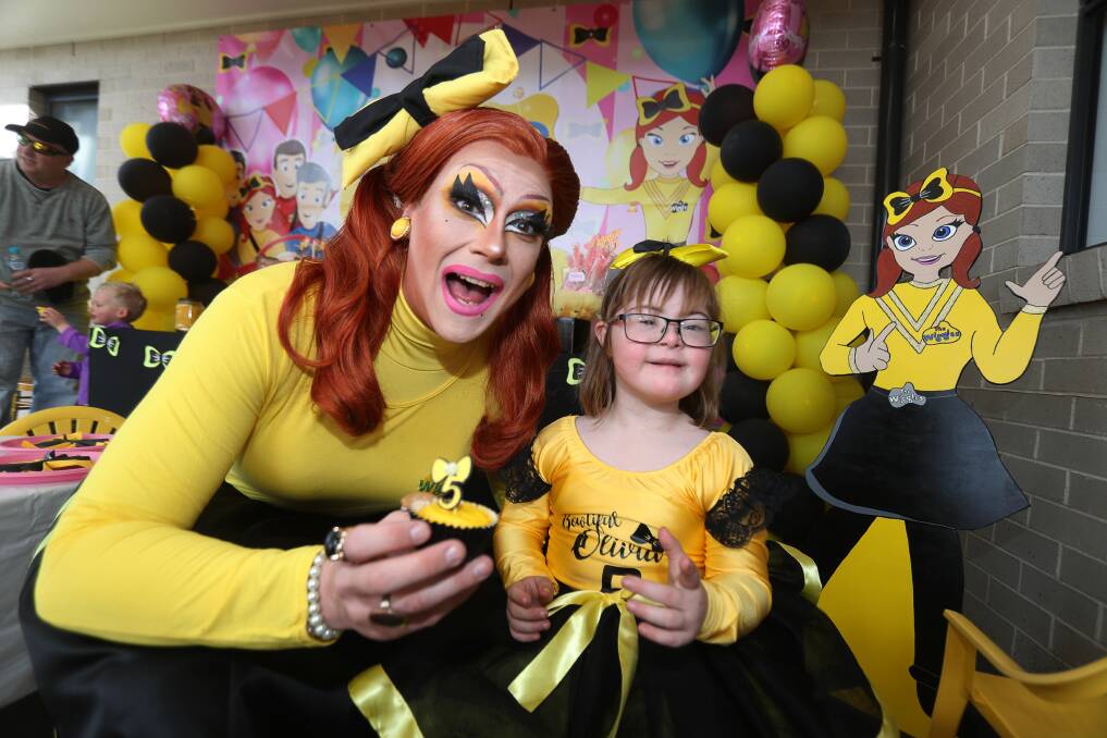 Corrimal Drag Queen Roxee Horror Transforms Into Emma Wiggle For Sister 