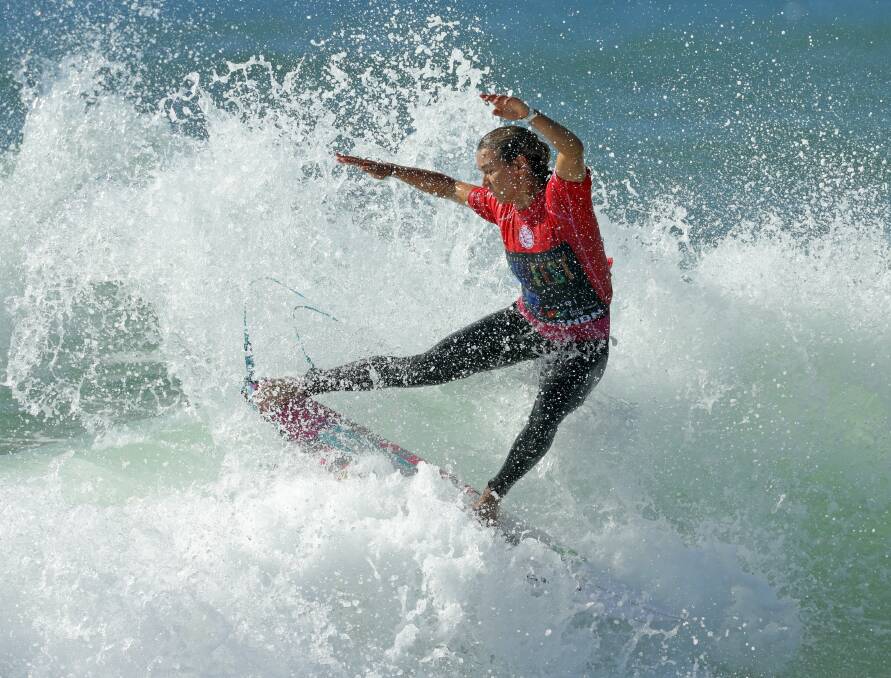 Gerroa's Sally Fitzgibbons puts shoulder to the wheel for title run at Surfest 2019