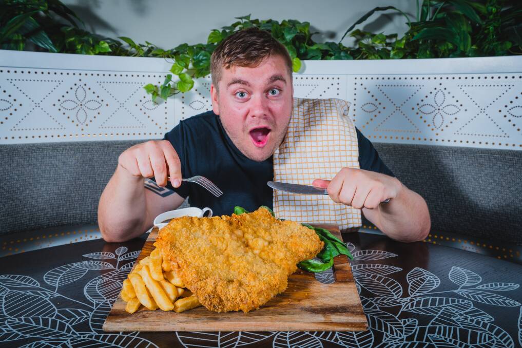 RSL challenge: finish this ginormous 1kg schnitzel meal in 9mins