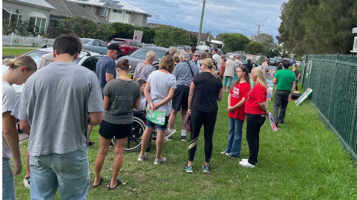 Queues on Saturday morning at East Woonona Public School. Picture supplied.