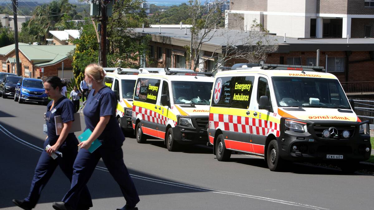 Wollongong Hospital given 30 mins to unload patients before paramedics hit the road